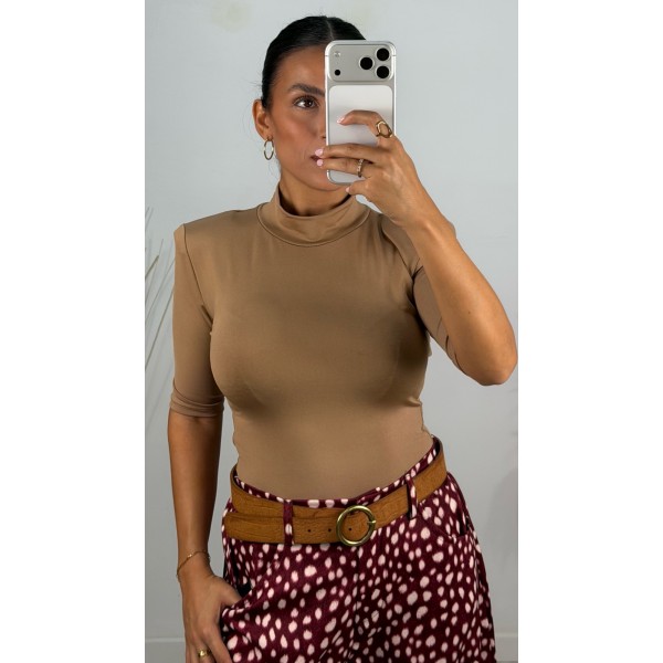 CAMISETA CAMEL CUELLO TACON