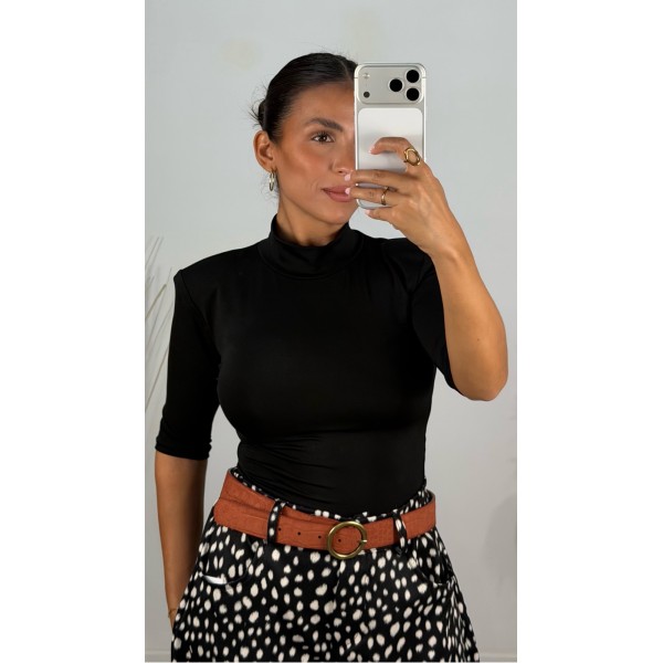 CAMISETA NEGRA CUELLO TACON